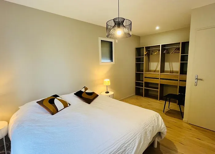 La Garenne, Piscine Et Pinede * סן ז'אן דה מון