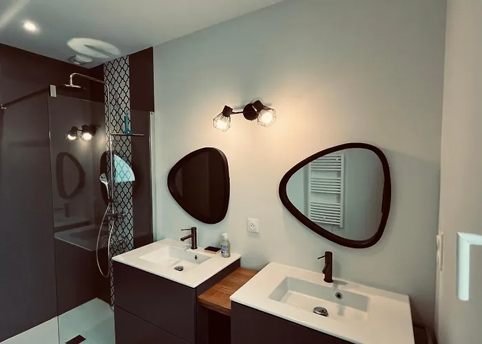 La Garenne, Piscine Et Pinede וילה